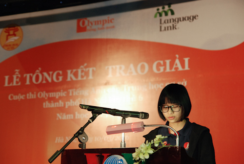 Nguyễn Phương Linh đại diện các thí sinh xuất sắc phát biểu tại Lễ trao giải